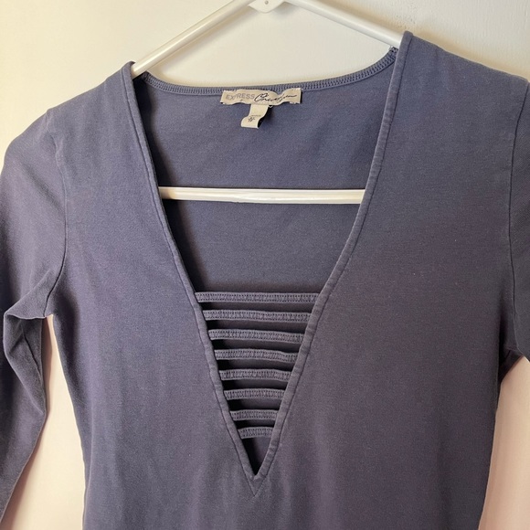 EXPRESS V-Neck Top - Picture 4 of 4